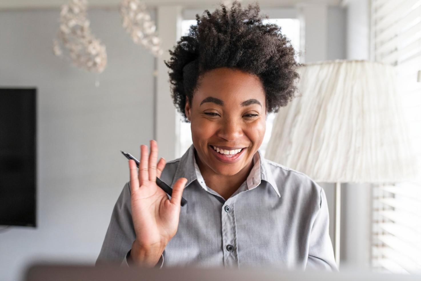 Documentos financieros y análisis de costes de personal en una oficina moderna